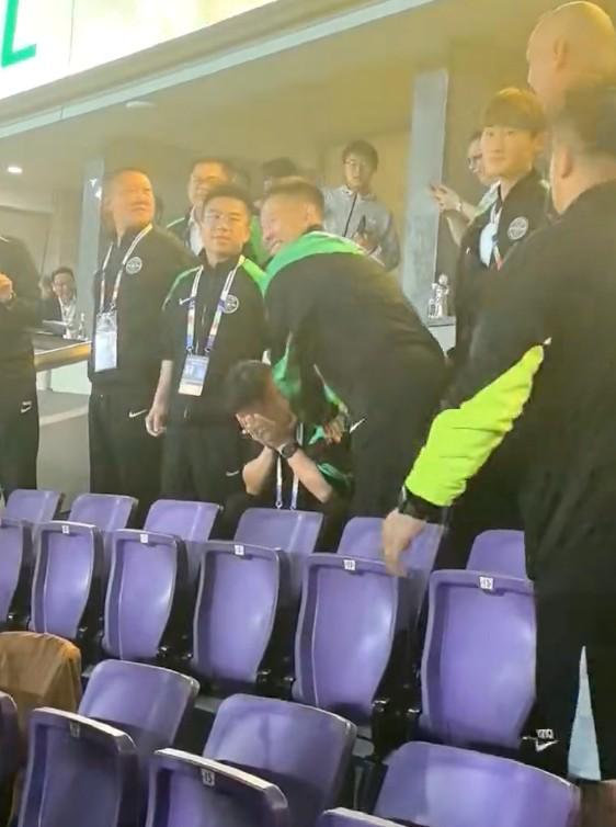 新葡京娱乐-王钰栋进球后浙江副总喜极而泣，米特里策上前拍肩安慰